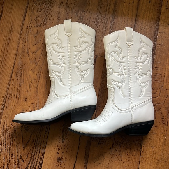 White faux leather cowgirl boots in color white size 6 women brand SODA - Picture 2 of 7